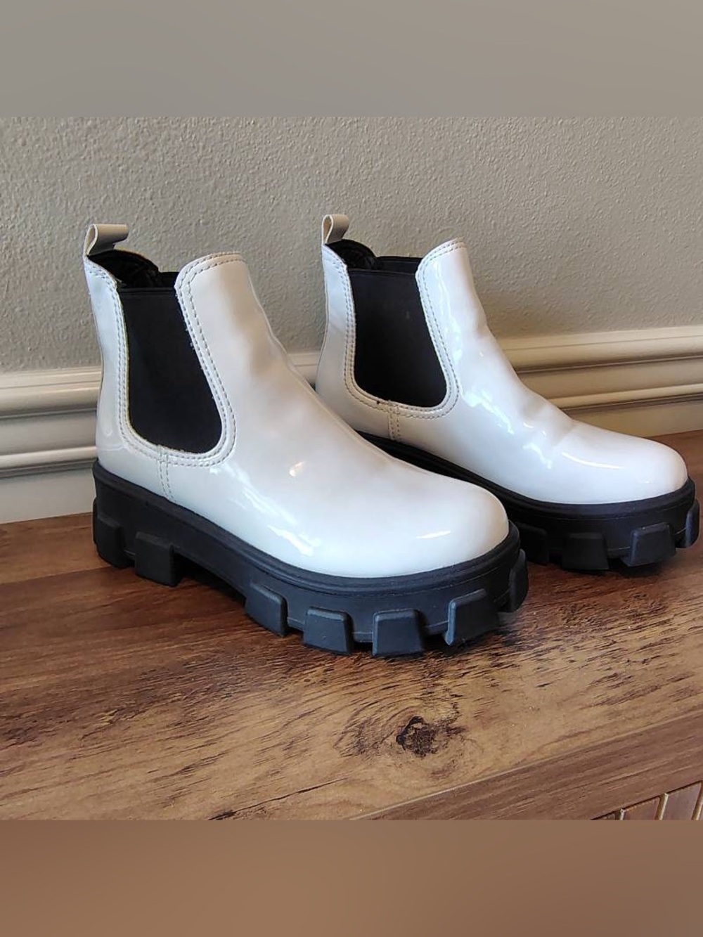 Circus by Sam Edelman Platform Boots Women 8 Chunky Sole White Black 2.5” heel